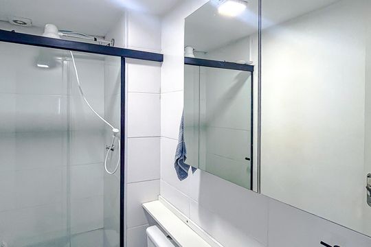 Banheiro de apartamento à venda com 2 quartos, 34m² em Chácara Seis de Outubro, São Paulo