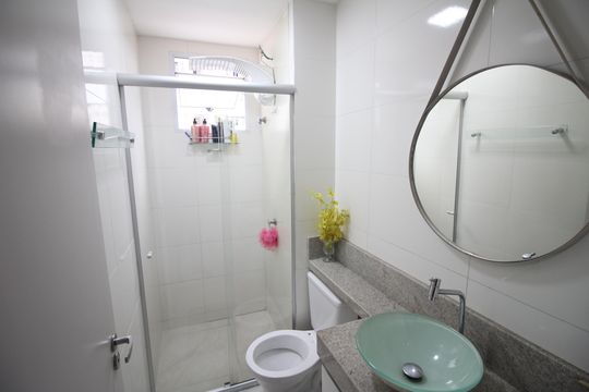 Banheiro de apartamento à venda com 2 quartos, 50m² em Jardim Riacho das Pedras, Contagem