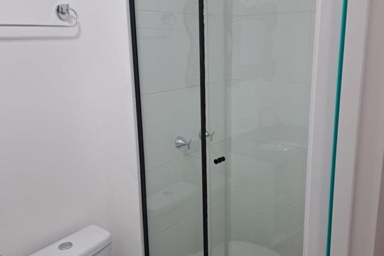 Banheiro de kitnet/studio para alugar com 1 quarto, 16m² em Novo Mundo, Curitiba