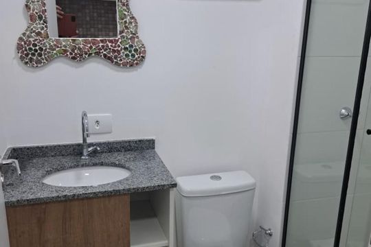 Banheiro de kitnet/studio para alugar com 1 quarto, 16m² em Novo Mundo, Curitiba