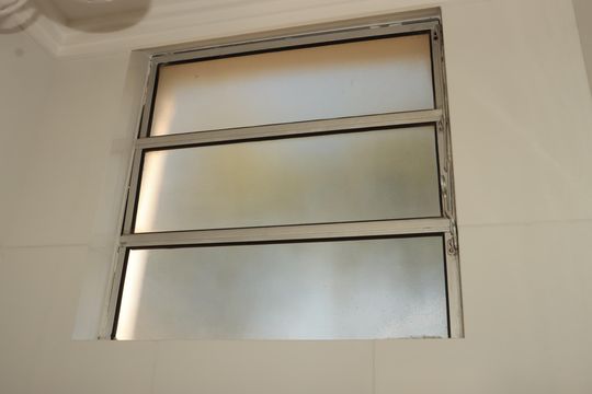 Banheiro social de apartamento à venda com 2 quartos, 43m² em Jardim Santa Teresinha, São Paulo