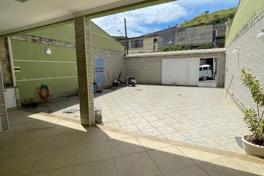 Área externa de casa à venda com 3 quartos, 150m² em Realengo, Rio de Janeiro