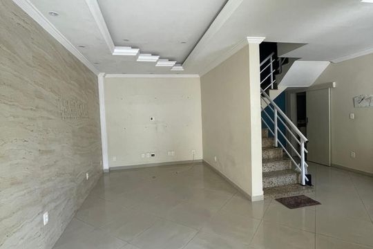 Sala de casa à venda com 3 quartos, 150m² em Realengo, Rio de Janeiro