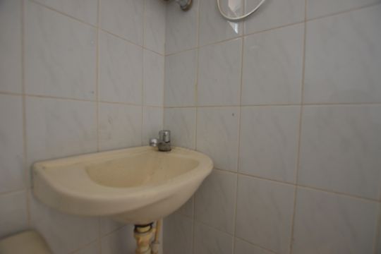 Banheiro de kitnet/studio para alugar com 1 quarto, 15m² em Bento Ribeiro, Rio de Janeiro