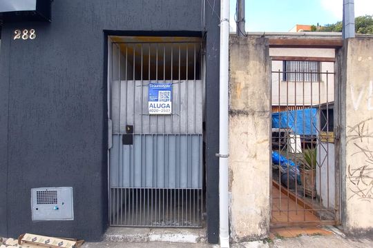 Fachada de casa para alugar com 1 quarto, 40m² em Alto da Lapa, São Paulo