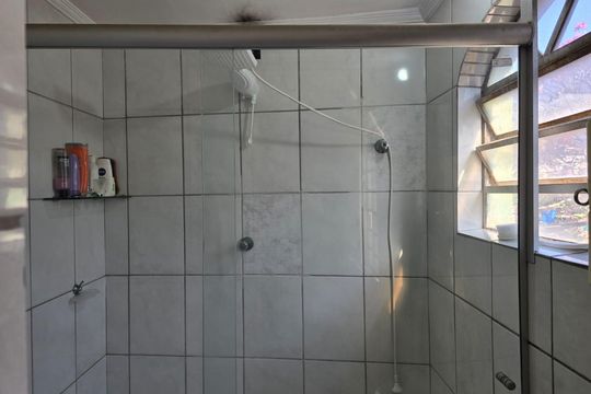 Banheiro de serviço de casa à venda com 3 quartos, 596m² em Jardim Santa Mena, Guarulhos
