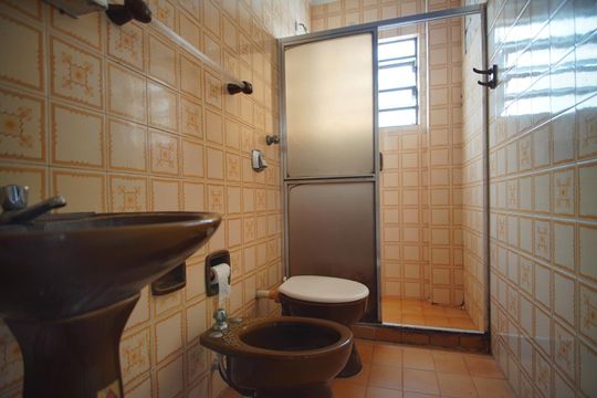 Banheiro de apartamento para alugar com 1 quarto, 39m² em Jardim Itu, Porto Alegre