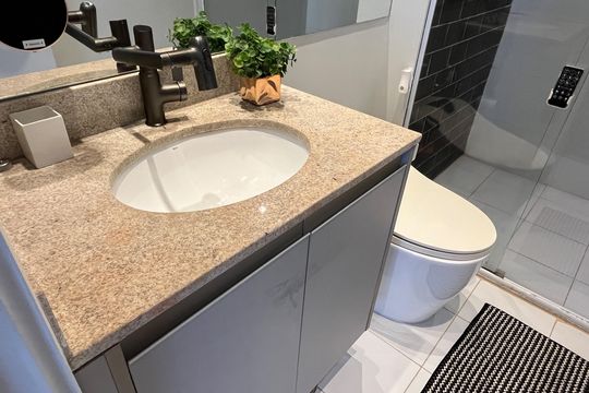 Banheiro de kitnet/studio para alugar com 1 quarto, 52m² em José Menino, Santos
