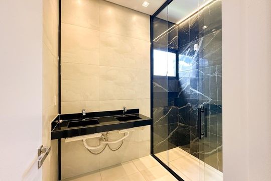 Banheiro da Suíte de casa de condomínio para alugar com 3 quartos, 217m² em Gávea, Uberlândia