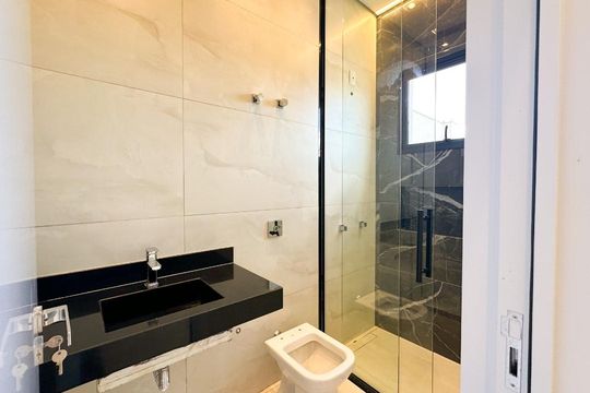 Banheiro Social de casa de condomínio para alugar com 3 quartos, 217m² em Gávea, Uberlândia