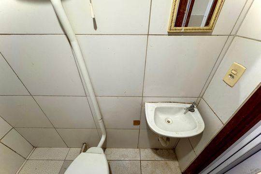 Banheiro de kitnet/studio para alugar com 1 quarto, 32m² em Catete, Rio de Janeiro