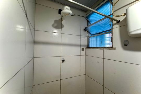 Banheiro de kitnet/studio para alugar com 1 quarto, 32m² em Catete, Rio de Janeiro