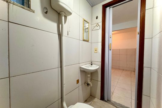 Banheiro de kitnet/studio para alugar com 1 quarto, 32m² em Catete, Rio de Janeiro