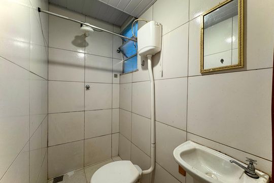 Banheiro de kitnet/studio para alugar com 1 quarto, 32m² em Catete, Rio de Janeiro