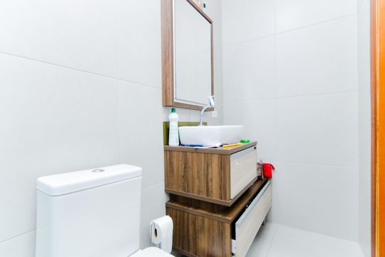 Banheiro da Suíte de casa de condomínio à venda com 3 quartos, 111m² em Vila Maricy, Guarulhos