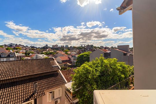 Vista de casa à venda com 3 quartos, 238m² em Chácara das Pedras, Porto Alegre