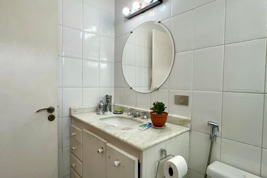 Banheiro social de casa à venda com 3 quartos, 194m² em Vila Anglo Brasileira, São Paulo
