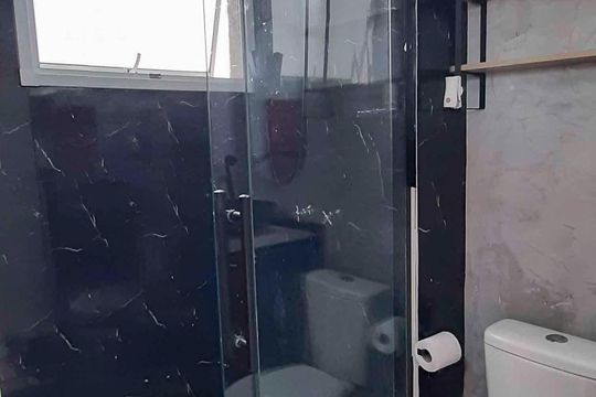 Banheiro de apartamento à venda com 2 quartos, 47m² em Piratininga, Osasco