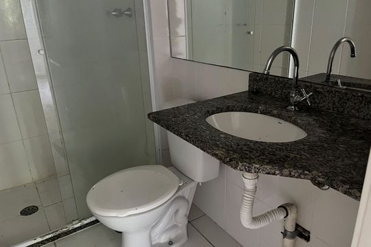 Banheiro Social de apartamento para alugar com 2 quartos, 62m² em Marapé, Santos