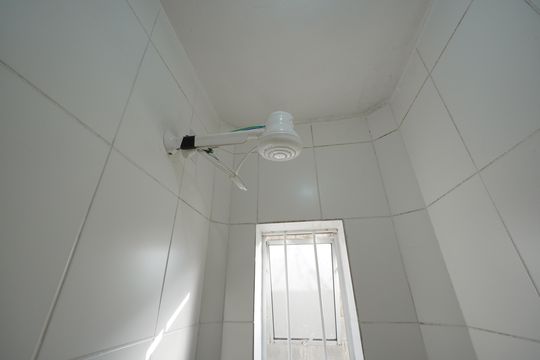 Banheiro de kitnet/studio para alugar com 1 quarto, 15m² em Liberdade, São Paulo
