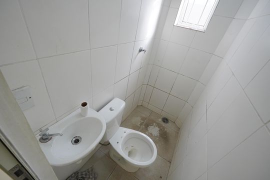 Banheiro de kitnet/studio para alugar com 1 quarto, 15m² em Liberdade, São Paulo