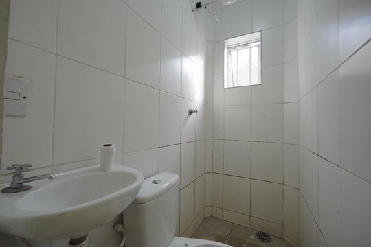 Banheiro de kitnet/studio para alugar com 1 quarto, 15m² em Liberdade, São Paulo
