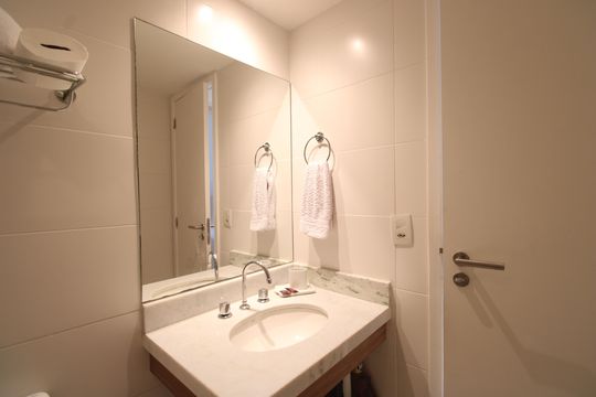 Banheiro de kitnet/studio para alugar com 1 quarto, 30m² em Camorim, Rio de Janeiro