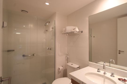 Banheiro de kitnet/studio para alugar com 1 quarto, 30m² em Camorim, Rio de Janeiro