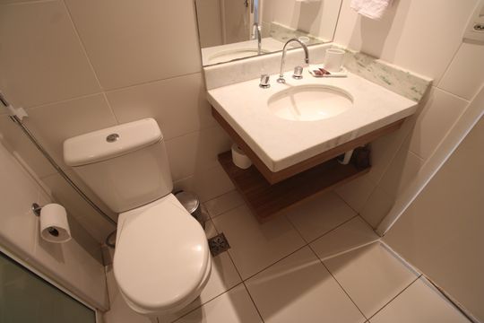 Banheiro de kitnet/studio para alugar com 1 quarto, 30m² em Camorim, Rio de Janeiro