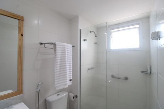 Banheiro de kitnet/studio para alugar com 1 quarto, 40m² em Camorim, Rio de Janeiro