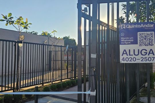 Placa grande instalada na grade da fachada do condomínio no dia 06.06.2026 - Código da placa: FEWQ-1346 de apartamento para alugar com 2 quartos, 41m² em Jardim Helian, São Paulo