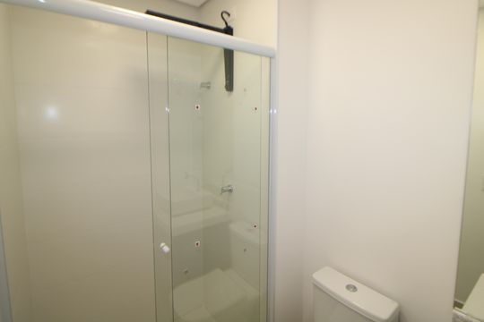 Banheiro de kitnet/studio para alugar com 1 quarto, 28m² em Santana, São Paulo