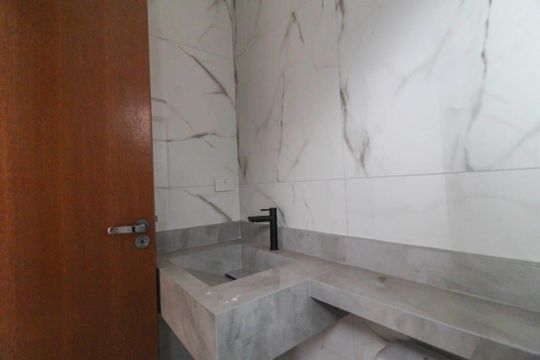 Banheiro da Suíte 2 de casa de condomínio para alugar com 2 quartos, 70m² em São Lucas, São Paulo
