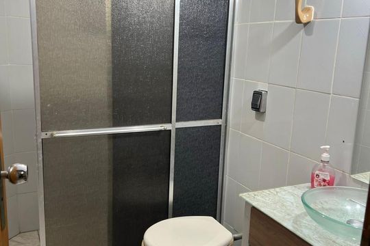 Banheiro de apartamento à venda com 2 quartos, 71m² em Vila Santa Terezinha, Várzea Paulista