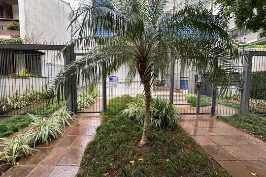 Plaquinha Instalada código LBED-31 de apartamento para alugar com 3 quartos, 89m² em Petrópolis, Porto Alegre