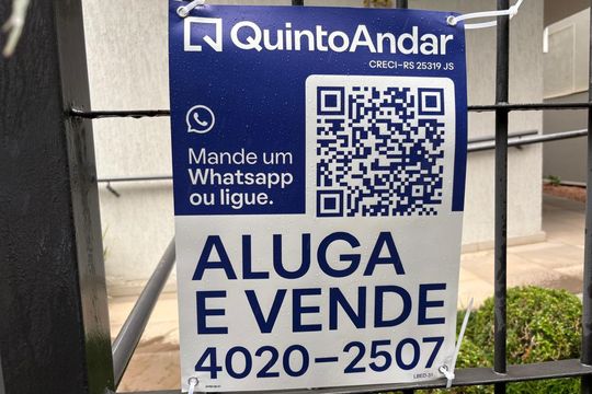 Plaquinha Instalada código LBED-31 de apartamento para alugar com 3 quartos, 89m² em Petrópolis, Porto Alegre