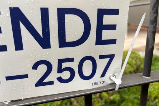 Plaquinha Instalada código LBED-31 de apartamento para alugar com 3 quartos, 89m² em Petrópolis, Porto Alegre