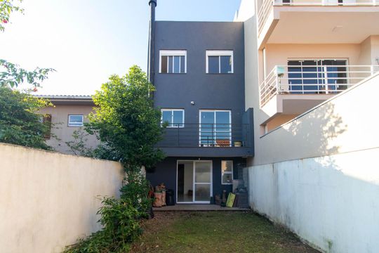 Quintal de casa à venda com 3 quartos, 142m² em Espírito Santo, Porto Alegre