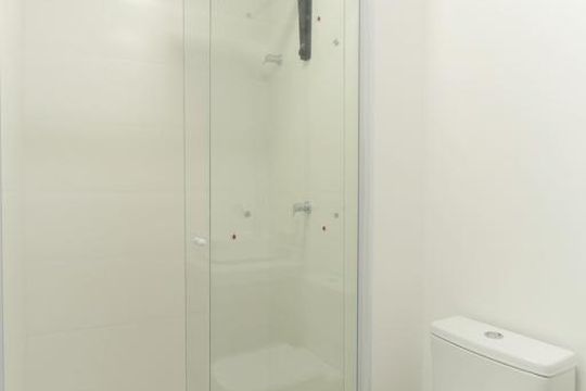 Banheiro de kitnet/studio para alugar com 1 quarto, 28m² em Santana, São Paulo