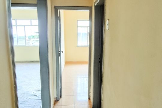 Corredor  de apartamento à venda com 2 quartos, 58m² em Parada de Lucas, Rio de Janeiro