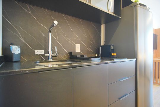 Cozinha de kitnet/studio para alugar com 1 quarto, 28m² em Boa Vista, Porto Alegre