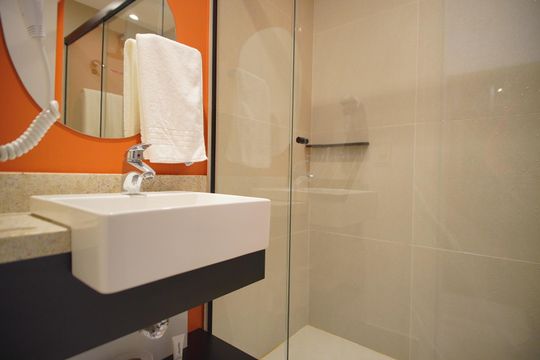 Banheiro de kitnet/studio à venda com 1 quarto, 28m² em Boa Vista, Porto Alegre