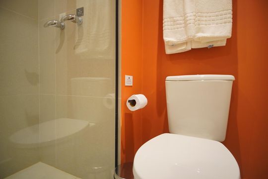 Banheiro de kitnet/studio para alugar com 1 quarto, 28m² em Boa Vista, Porto Alegre