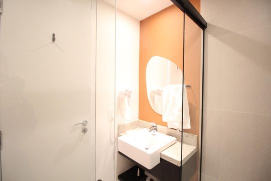 Banheiro de kitnet/studio para alugar com 0 quarto, 28m² em Boa Vista, Porto Alegre