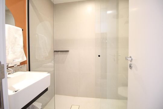 Banheiro de kitnet/studio para alugar com 0 quarto, 28m² em Boa Vista, Porto Alegre