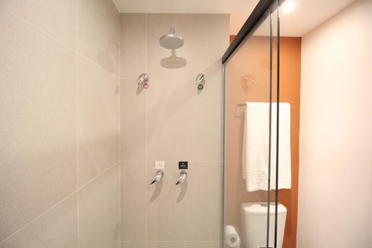 Banheiro de kitnet/studio para alugar com 0 quarto, 28m² em Boa Vista, Porto Alegre