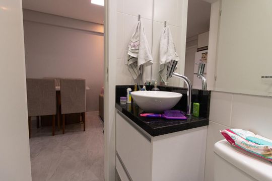 Banheiro de apartamento para alugar com 1 quarto, 50m² em Santa Quiteria, Curitiba