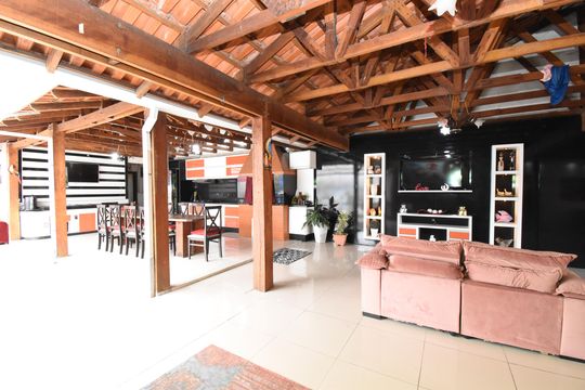 Área gourmet de casa à venda com 5 quartos, 700m² em Cajuru, Curitiba