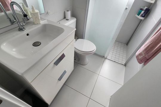 Banheiro de apartamento à venda com 2 quartos, 55m² em Santa Teresinha, São Paulo