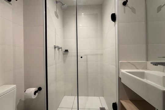 Banheiro de kitnet/studio para alugar com 1 quarto, 21m² em Itaim Bibi, São Paulo
